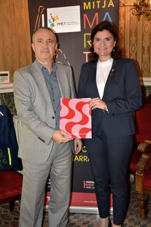 Signatura del conveni de col·laboració entre la consellera d'Esports de l'Ajuntament de Tarragona, Elisa Vedrina i el gerent d'Ematsa, Daniel Milan