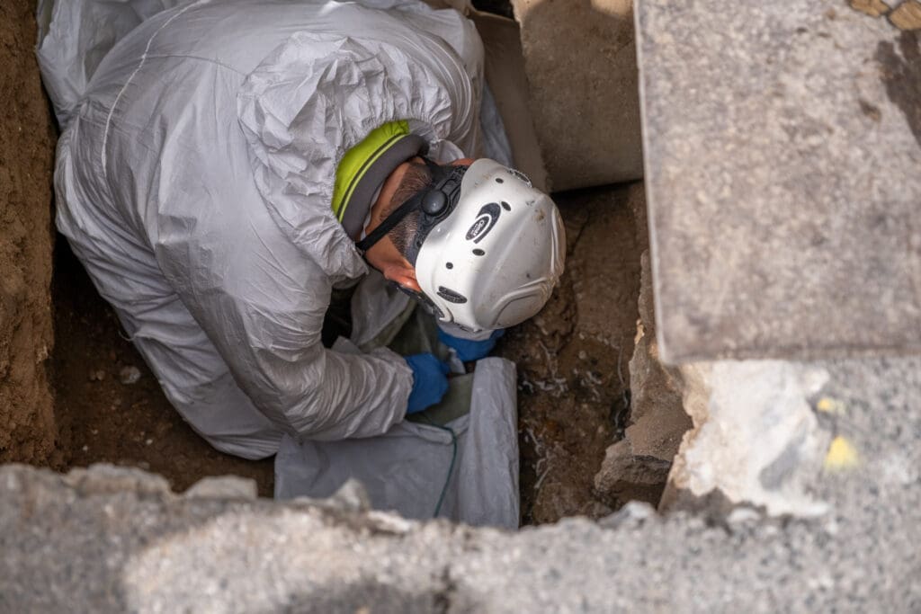 Operari d'Ematsa durant el procés d'instal·lació de la mànega