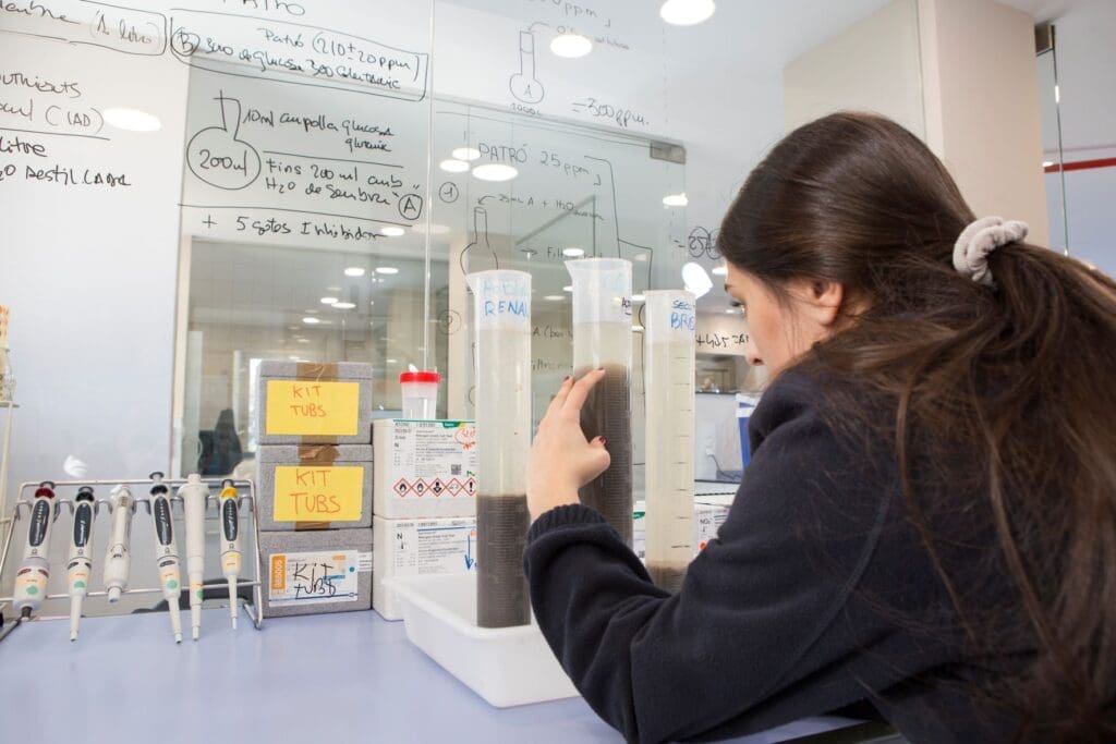 Estudiant d'FP dual al laboratori de l'EDAR