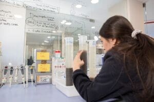 Estudiant d'FP dual al laboratori de l'EDAR